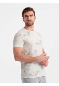 Ombre Clothing - T-shirt męski fullprint z rozrzuconymi literami - jasnobeżowy V1 OM-TSFP-0179 - XXL. Kolor: biały. Materiał: bawełna, żakard, dzianina. Wzór: nadruk, napisy, jednolity. Styl: elegancki #7
