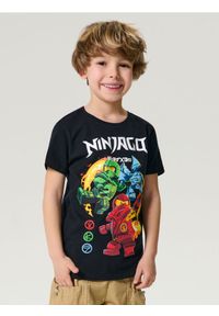 Sinsay - Koszulka Ninjago - czarny. Kolor: czarny. Materiał: bawełna. Długość rękawa: krótki rękaw. Długość: krótkie. Wzór: nadruk #1