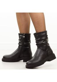 Czarne skórzane botki damskie Cambell 60316. Okazja: na co dzień. Nosek buta: okrągły. Kolor: czarny. Materiał: skóra. Szerokość cholewki: normalna. Sezon: zima, jesień. Styl: klasyczny, casual, elegancki #1