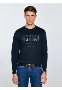 Big-Star - Bluza męska z nadrukiem granatowa Ecodort 403. Okazja: na co dzień. Kolor: niebieski. Materiał: dzianina, bawełna, denim, jeans. Długość rękawa: długi rękaw. Długość: długie. Wzór: nadruk. Styl: klasyczny, elegancki, casual