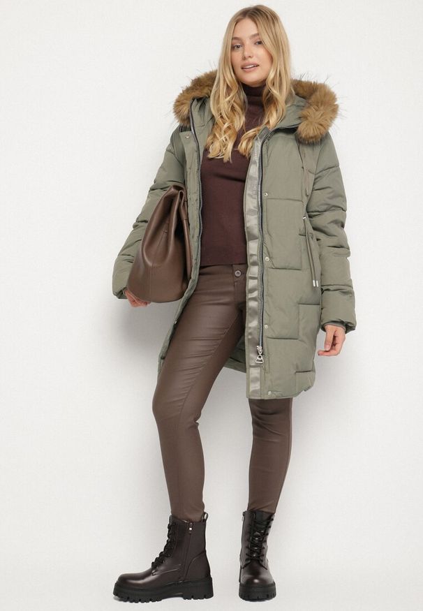 Born2be - Jasnozielona Pikowana Kurtka z Kapturem z Futerkiem Ruvite. Typ kołnierza: kaptur. Kolekcja: plus size. Kolor: zielony. Materiał: futro