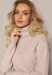 Renee - Beżowy Golf z Dzianiny o Luźnym Kroju z Drobnym Splotem Jogerta. Typ kołnierza: golf. Kolor: beżowy. Materiał: dzianina. Wzór: ze splotem