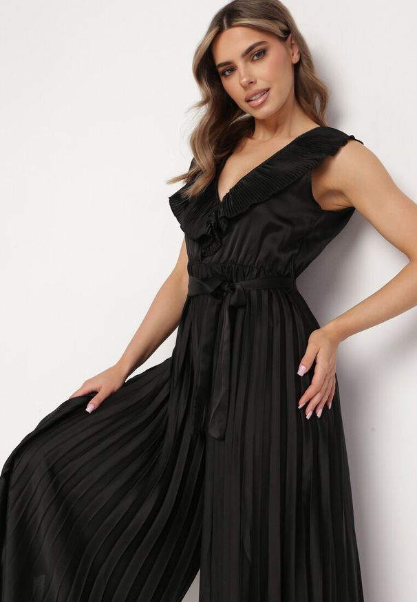 Born2be - Czarny Kombinezon Plisowany Actithoe. Kolor: czarny. Materiał: materiał. Długość rękawa: bez rękawów. Długość: długie. Wzór: jednolity. Styl: elegancki, wizytowy