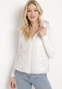 Born2be - Biała Kamizelka z Odpinanym Kapturem i Kieszeniami Pikowana Aggevia. Kolor: biały #7