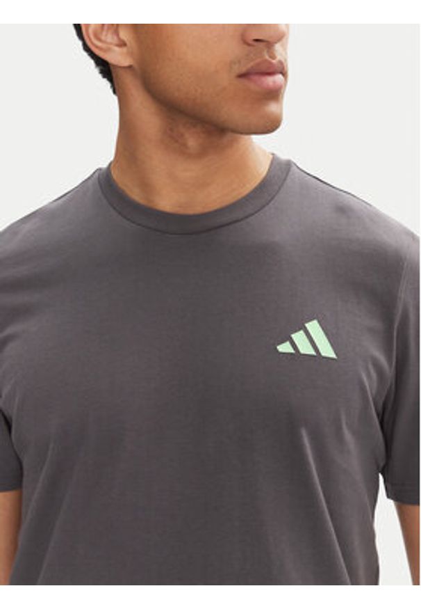 Adidas - adidas T-Shirt Mercedes - AMG Petronas Formula One Team Premium JY3032 Szary Regular Fit. Kolor: szary. Materiał: bawełna