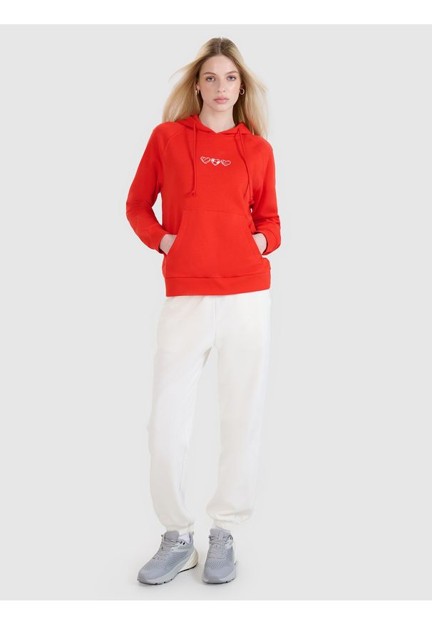 4f - 4F Bluza dresowa nierozpinana z kapturem damska - czerwona XL. Okazja: na co dzień. Typ kołnierza: kaptur. Kolor: czerwony. Materiał: dresówka. Długość rękawa: raglanowy rękaw. Wzór: gładki, ze splotem, haft. Styl: sportowy, casual