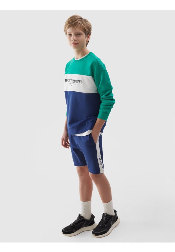 4f - 4F Spodenki dresowe chłopięce - granatowe 140 (9-10 lat). Okazja: na co dzień. Kolor: niebieski. Materiał: dresówka. Długość: krótkie. Wzór: gładki, ze splotem. Sezon: lato. Styl: casual, sportowy