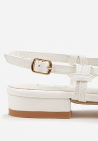 Born2be - Białe Sandały na Płaskiej Podeszwie Ozdobione Wycięciami Auraly. Okazja: na co dzień. Zapięcie: sprzączka. Kolor: biały. Wzór: aplikacja. Obcas: na płaskiej podeszwie. Styl: casual, elegancki #7