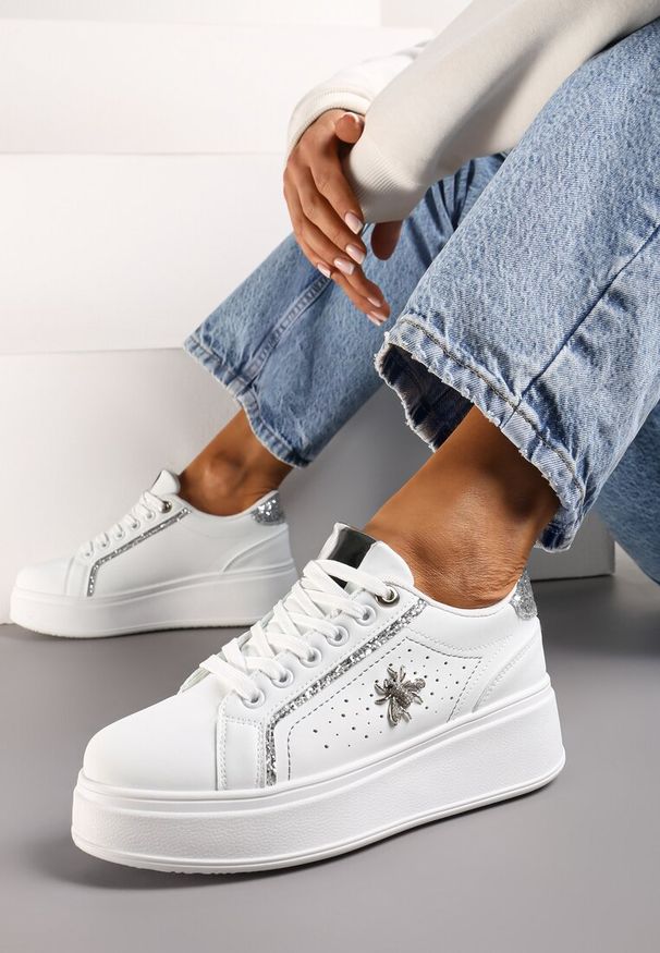 Born2be - Białe Sneakersy na Grubej Podeszwie z Brokatowymi Akcentami i Metaliczną Aplikacją Owada Lolienta. Kolor: biały. Wzór: aplikacja. Sezon: lato. Sport: turystyka piesza