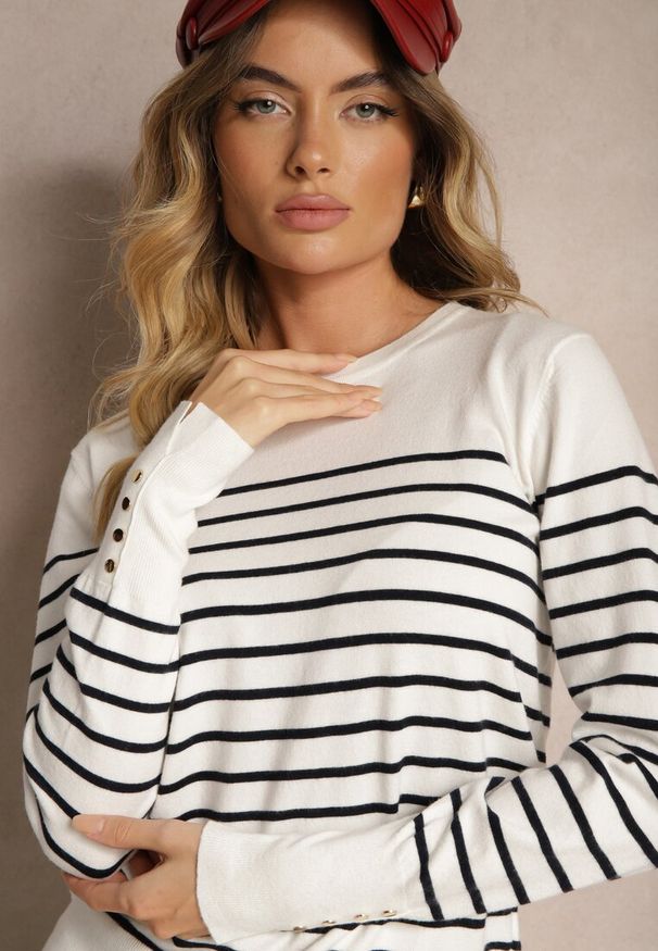 Renee - Biały Sweter z Wiskozą Bawełną z Nitami w Paski Vitita. Okazja: na co dzień. Kolor: biały. Materiał: bawełna, wiskoza. Wzór: paski. Styl: klasyczny, casual, elegancki