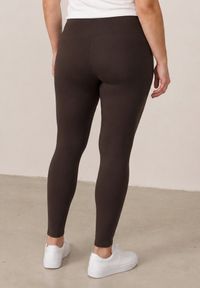 Born2be - Brązowe Gładkie Legginsy z Wysokim Stanem i Panelem Podkreślającym Talię Noseno. Okazja: na co dzień. Stan: podwyższony. Kolekcja: plus size. Kolor: brązowy. Długość: krótkie. Wzór: gładki. Styl: casual, sportowy #4