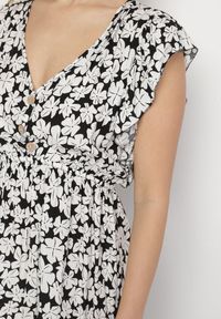 Born2be - Czarna Bawełniana Sukienka w Kwiatki o Rozkloszowanym Kroju z Gumką Alanilia. Okazja: na co dzień. Typ kołnierza: dekolt w kształcie V. Kolor: czarny. Wzór: kwiaty. Typ sukienki: rozkloszowane. Materiał: bawełna. Długość rękawa: krótki rękaw. Sezon: wiosna, lato. Styl: casual, elegancki #7