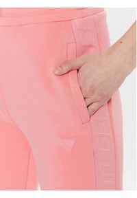 Guess Spodnie dresowe Brenda V3RB21 K7UW2 Różowy Regular Fit. Kolor: różowy. Materiał: dresówka, wiskoza