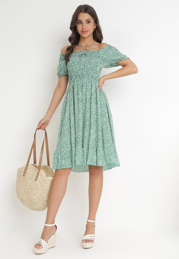 Born2be - Zielona Bawełniana Sukienka Hiszpanka w Kwiatki Rutani. Okazja: na imprezę. Typ kołnierza: dekolt hiszpanka. Kolor: zielony. Materiał: bawełna. Wzór: kwiaty. Sezon: lato. Styl: elegancki