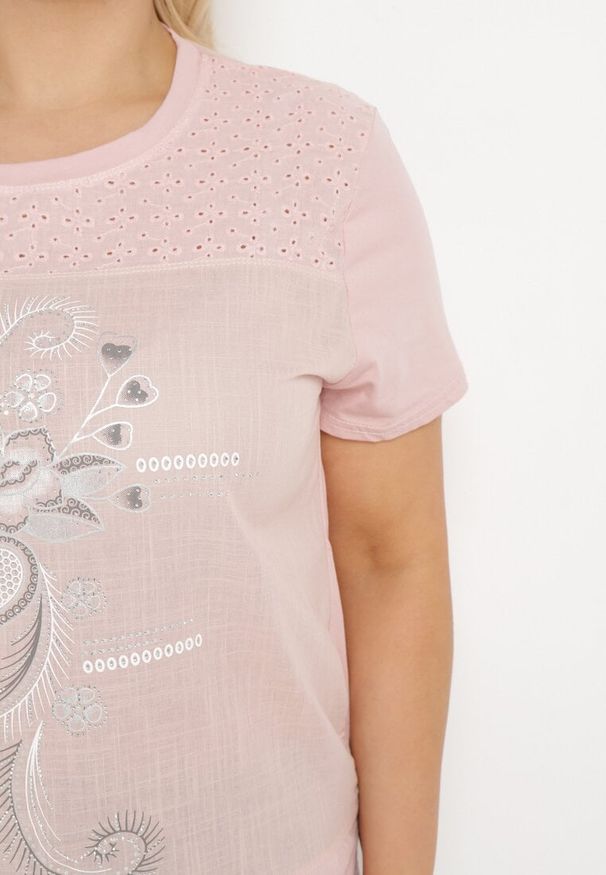 Born2be - Różowy T-shirt z Bawełny Ozdobiony Cyrkoniami i Ściągaczami po Bokach Forena. Okazja: na co dzień. Kolor: różowy. Materiał: bawełna. Wzór: aplikacja. Styl: casual