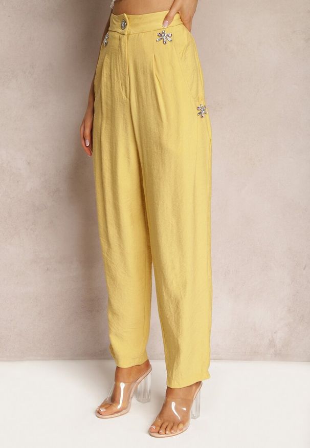 Renee - Żółte Spodnie High Waist Ozdobione Cyrkoniami Sajara. Stan: podwyższony. Kolor: żółty. Materiał: tkanina. Wzór: aplikacja. Sezon: lato