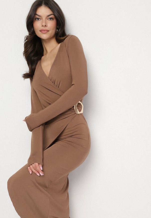 Born2be - Brązowa Sukienka Taliowana z Kopertowymi Dekoltem i Metaliczną Aplikacją Ninolira. Kolor: brązowy. Długość rękawa: długi rękaw. Wzór: aplikacja. Typ sukienki: kopertowe