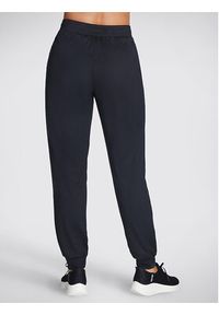 skechers - Skechers Spodnie dresowe Godri Swift Jogger WPT254 Czarny Regular Fit. Kolor: czarny. Materiał: syntetyk #2