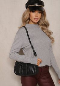 Renee - Szary Klasyczny Sweter ze Stójką Miridra. Okazja: na spotkanie biznesowe, na co dzień. Typ kołnierza: kołnierzyk stójkowy. Kolor: szary. Materiał: jeans. Długość rękawa: długi rękaw. Długość: długie. Wzór: aplikacja. Styl: klasyczny