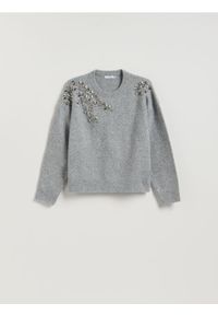 Reserved - Sweter z ozdobnymi aplikacjami - jasnoszary. Kolor: szary. Materiał: dzianina, wełna. Wzór: aplikacja