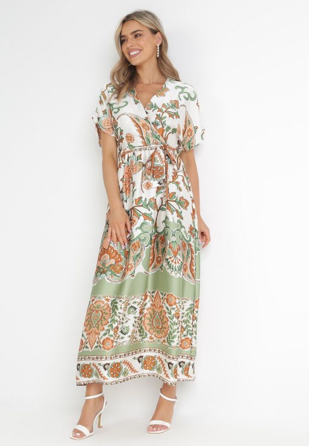 Born2be - Zielona Sukienka Maxi z Kopertowym Dekoltem i Gumką w Pasie w Orientalny Wzór Sierrina. Kolor: zielony. Materiał: materiał. Typ sukienki: kopertowe. Długość: maxi