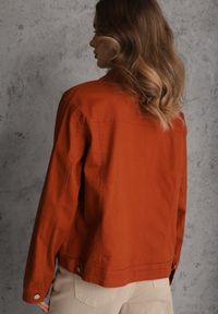 Renee - Brązowa Jeansowa Kurtka z Bawełny Perilopei. Okazja: na co dzień. Kolekcja: plus size. Kolor: brązowy. Materiał: bawełna, jeans. Styl: casual #2