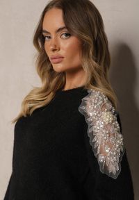 Renee - Czarny Sweter z Przezroczystymi Wstawkami z Cyrkoniami Perełkami i Cekinami z Wełną Tiarinae. Okazja: na spotkanie biznesowe, na co dzień, do pracy. Kolor: czarny. Materiał: wełna. Sezon: zima, jesień. Styl: biznesowy, klasyczny, casual #3