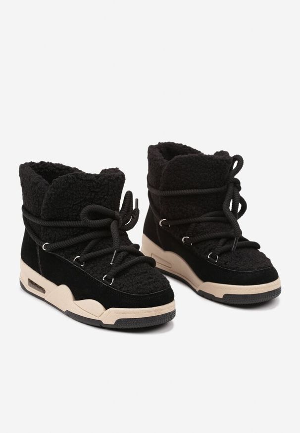 Born2be - Czarne Śniegowce na Płaskiej Podeszwie ze Sznurowaniem i Futerkiem Typu Baranek Salabira. Okazja: na co dzień. Zapięcie: sznurówki. Kolor: czarny. Materiał: futro. Sezon: zima. Obcas: na płaskiej podeszwie. Styl: casual