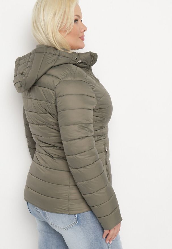 Born2be - Ciemnozielona Kurtka Pikowana Stelle. Okazja: na co dzień. Kolekcja: plus size. Kolor: zielony. Długość: długie. Wzór: gładki. Materiał: materiał, tkanina. Długość rękawa: długi rękaw. Sezon: zima, jesień. Styl: casual
