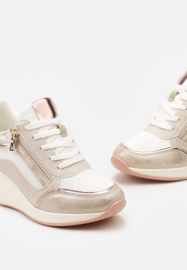 Renee - Beżowe Sneakersy Ozdobione Suwakiem i Metalowymi Aplikacjami na Koturnie Warranta. Okazja: na spacer, na co dzień. Kolor: beżowy. Materiał: jeans. Wzór: aplikacja. Sezon: lato, wiosna. Obcas: na koturnie. Sport: turystyka piesza
