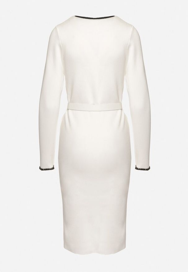 Born2be - Biała Dzianinowa Sukienka z Wiskozą Zdobiona Metalicznymi Wstawkami i Paskiem Caledi. Okazja: na co dzień. Kolor: biały. Materiał: wiskoza, dzianina. Długość rękawa: długi rękaw. Wzór: aplikacja. Styl: klasyczny, casual, elegancki