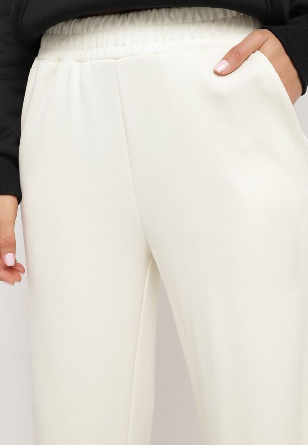 Born2be - Jasnobeżowe Szerokie Spodnie z Wysokim Stanem i Gumką w Pasie Lobria. Okazja: na co dzień. Stan: podwyższony. Kolor: beżowy. Materiał: jedwab. Długość: długie. Styl: wizytowy, casual, elegancki