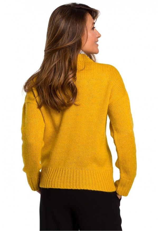 Style - Miękki sweter o luźnym splocie. Typ kołnierza: golf. Materiał: materiał, wełna, poliakryl. Długość: krótkie. Wzór: ze splotem