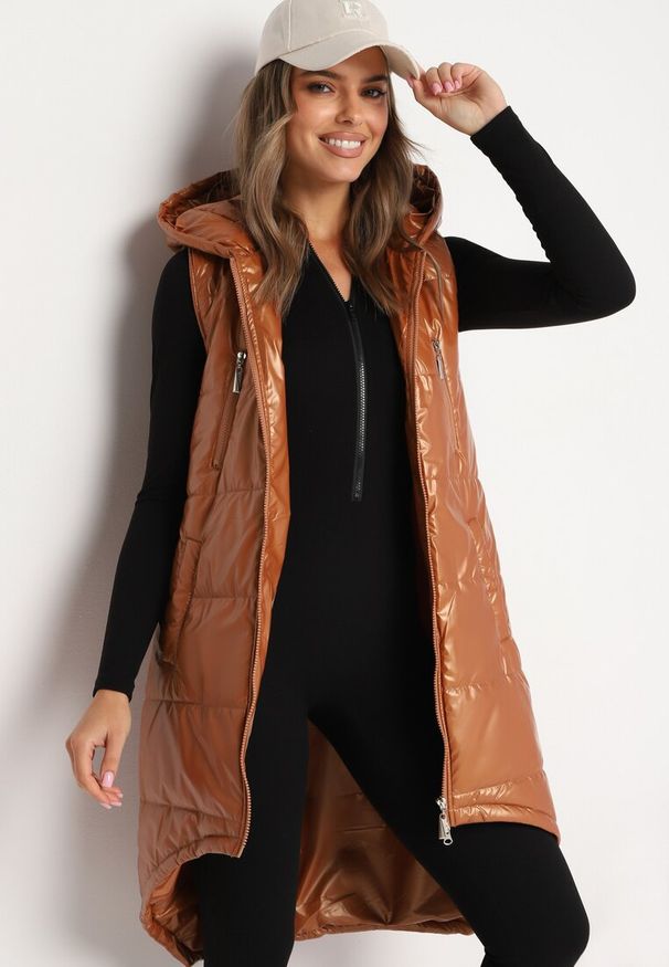 Born2be - Brązowa Długa Kamizelka z Kapturem Ozdobiona Imitacją Kieszeni Mavaria. Typ kołnierza: kaptur. Kolor: brązowy. Materiał: jeans. Długość: długie. Wzór: aplikacja. Sezon: jesień, wiosna. Styl: sportowy, klasyczny, elegancki