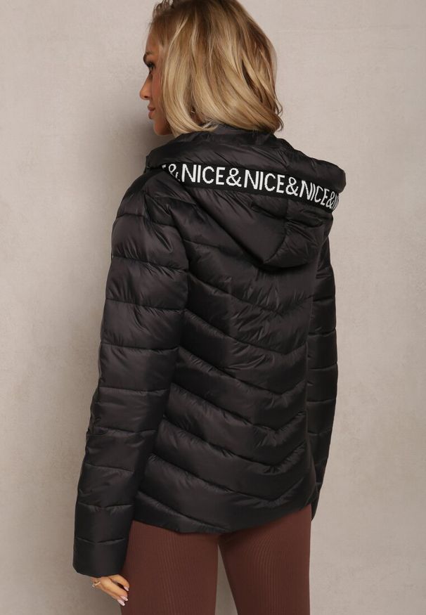 Renee - Czarna Jednolita Kurtka z Pikowaniem Kieszeniami i Suwakiem oraz Kapturem Sassana. Kolor: czarny. Materiał: tkanina. Wzór: jednolity