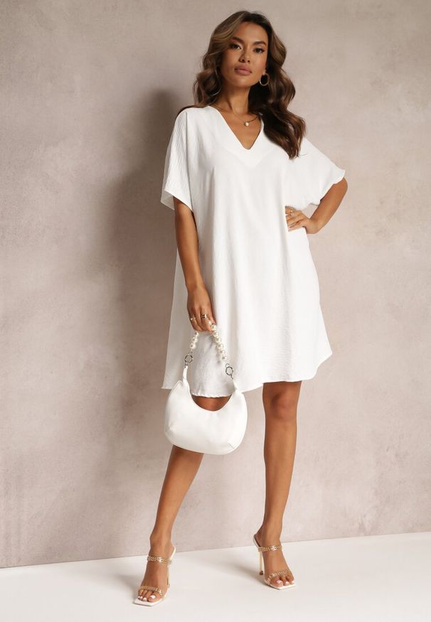 Renee - Biała Sukienka o Kroju Nietoperza z Ozdobnym Wiązaniem na Plecach Cylean. Kolor: biały