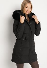 Born2be - Czarna Zimowa Kurtka z Pikowaniem i Kapturem z Futrem Gisatte. Okazja: do pracy, na co dzień, na spotkanie biznesowe. Kolor: czarny. Materiał: futro. Sezon: zima. Styl: casual, elegancki, biznesowy #4
