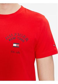 TOMMY HILFIGER - Tommy Hilfiger T-Shirt Arch Varsity MW0MW33689 Czerwony Regular Fit. Kolor: czerwony. Materiał: bawełna