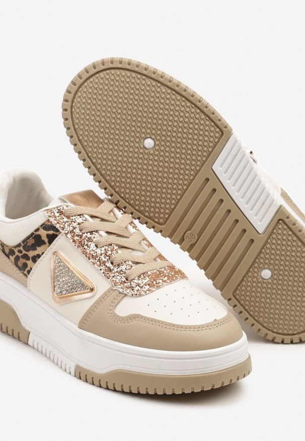 Renee - Ciemnobeżowe Sneakersy z Perforacją Cyrkoniami i Brokatem Tillidara. Okazja: na co dzień. Zapięcie: sznurówki. Kolor: beżowy. Materiał: jeans. Wzór: aplikacja. Sezon: lato, wiosna