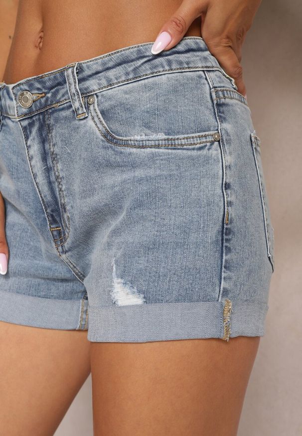 Renee - Niebieskie Szorty Jeansowe z Bawełny High Waist Ozdobione Przetarciami Lucibea. Okazja: na co dzień. Stan: podwyższony. Kolor: niebieski. Materiał: bawełna, jeans. Długość: krótkie. Wzór: aplikacja. Styl: casual, elegancki