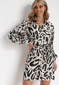 Born2be - Beżowa Sukienka Mini z Plisowanymi Rękawami i Materiałowym Paskiem Sevan. Kolor: beżowy. Materiał: materiał. Wzór: nadruk, motyw zwierzęcy. Sezon: wiosna, lato. Długość: mini #1