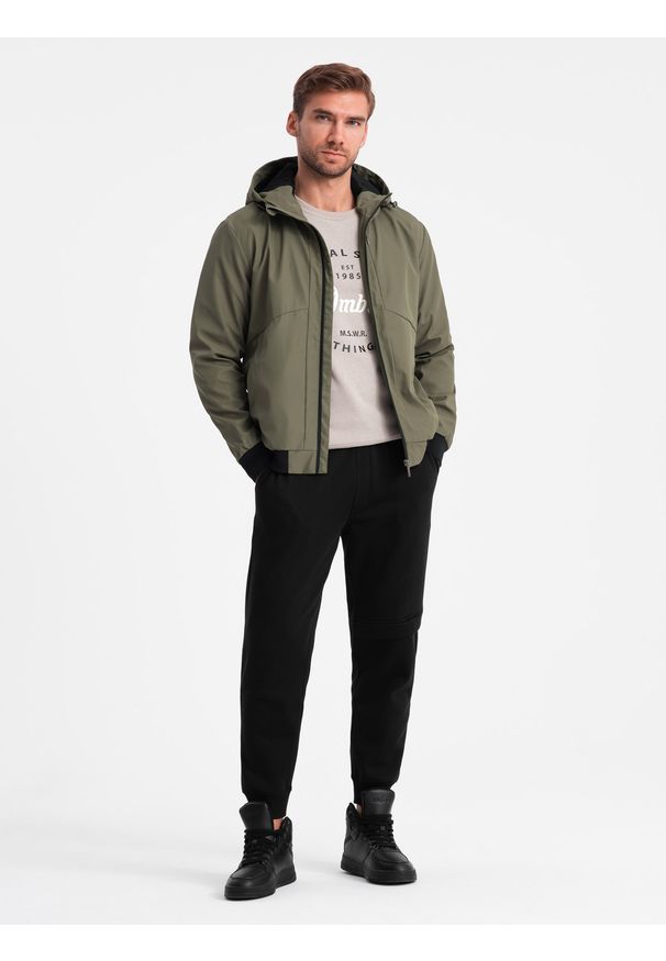 Ombre Clothing - Lekka kurtka męska z kapturem i siateczkową podszewką – oliwkowa V2 - Rozmiar: XL. Okazja: na co dzień. Typ kołnierza: kaptur. Kolor: oliwkowy. Materiał: tkanina, poliester, materiał. Wzór: aplikacja. Styl: casual