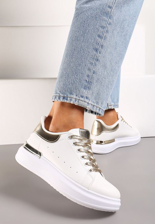 Renee - Biało-Złote Sneakersy z Brokatowymi Sznurowadłami i Metaliczną Wstawką na Platformie Vuriama. Okazja: na co dzień. Kolor: biały. Materiał: skóra. Obcas: na platformie