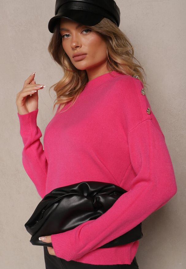 Renee - Fuksjowy Sweter z Półgolfem Wiskozą i Modalem Ozdobiona Guzikami Emmitana. Okazja: na co dzień. Kolor: różowy. Materiał: wiskoza. Wzór: aplikacja. Styl: casual, klasyczny, elegancki