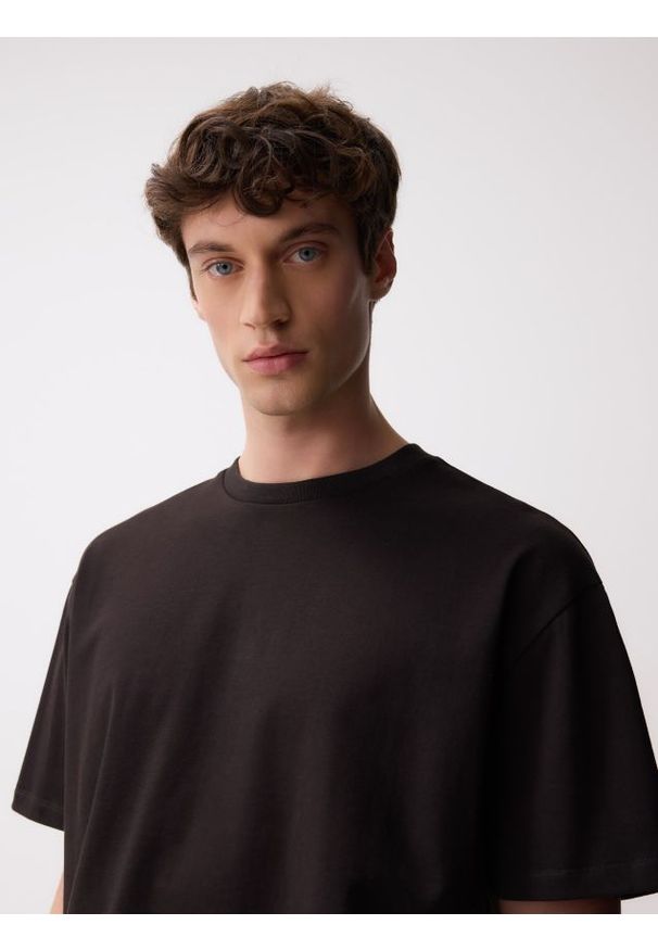 Reserved - T-shirt boxy z haftem - brązowy. Kolor: brązowy. Materiał: bawełna, dzianina. Wzór: haft