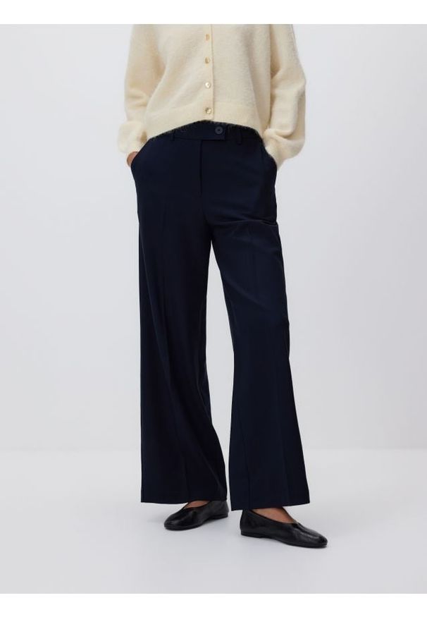 Reserved - Spodnie z kantem - granatowy. Kolor: niebieski. Materiał: tkanina, wiskoza