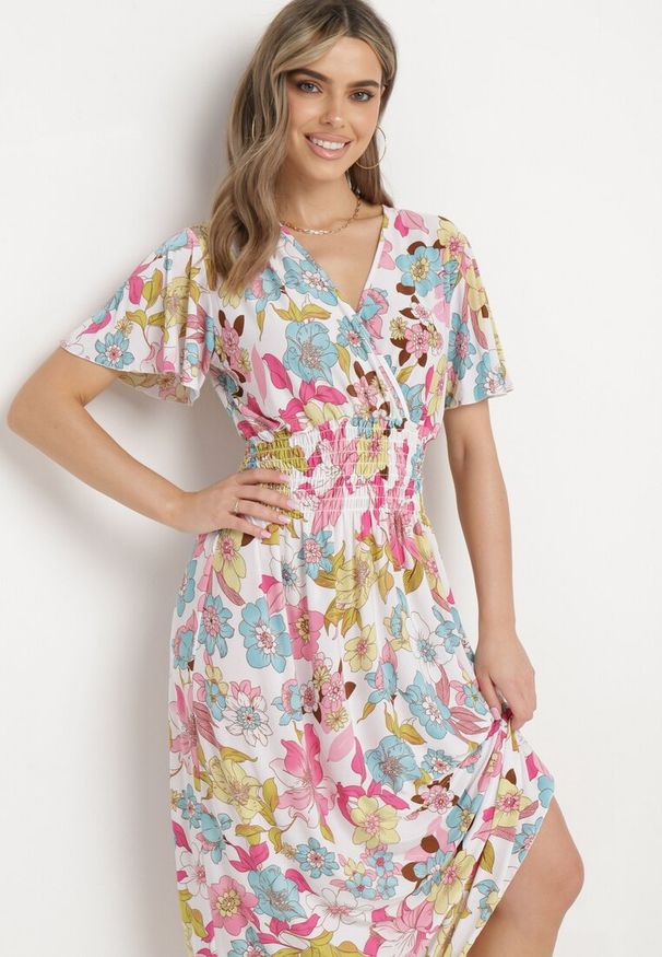 Born2be - Biało-Różowa Sukienka w Kwiaty z Kopertowym Dekoltem i Gumkami w Pasie Lomanda. Okazja: na spacer, na co dzień. Typ kołnierza: dekolt kopertowy. Kolor: biały. Wzór: kwiaty. Sezon: lato. Typ sukienki: kopertowe. Styl: klasyczny, casual, elegancki. Długość: midi