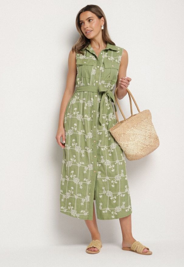 Born2be - Zielona Sukienka Bez Rękawów o Koszulowym Kroju z Paskiem Zdobiona Haftem Fodarela. Okazja: na co dzień. Kolor: zielony. Długość rękawa: bez rękawów. Wzór: aplikacja, haft. Sezon: lato. Typ sukienki: koszulowe. Styl: elegancki, klasyczny, casual