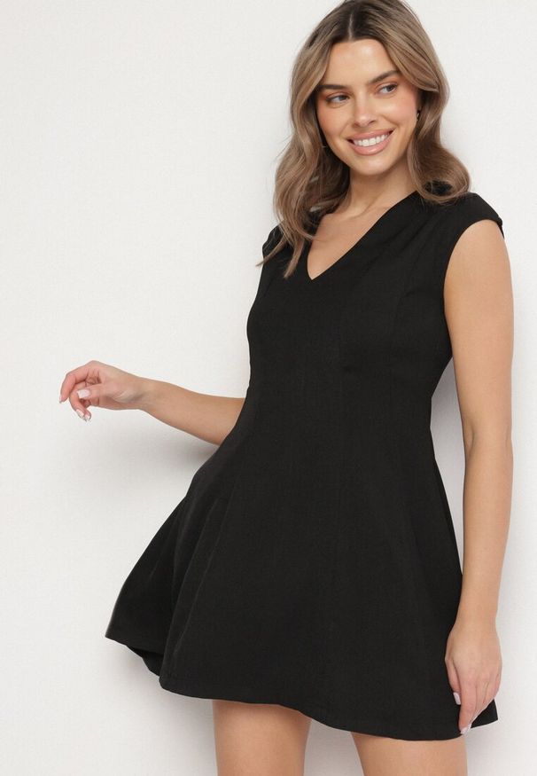 Born2be - Czarna Rozkloszowana Sukienka o Taliowanym Kroju Ellaira. Okazja: na co dzień. Kolor: czarny. Wzór: kolorowy. Styl: casual, elegancki