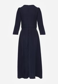 Renee - Granatowa Elegancka Sukienka o Kopertowym Kroju Zdobiona Aplikacją w Talii Zilendra. Kolor: niebieski. Wzór: aplikacja. Typ sukienki: kopertowe. Styl: elegancki #2